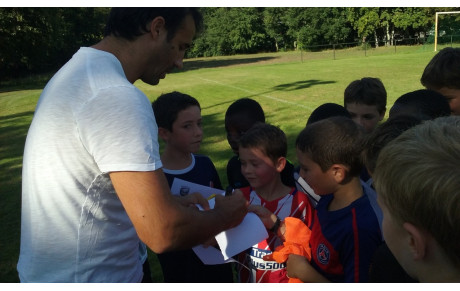 Marc Planus avec l'école de foot. Un bon moment de partage pour tous.