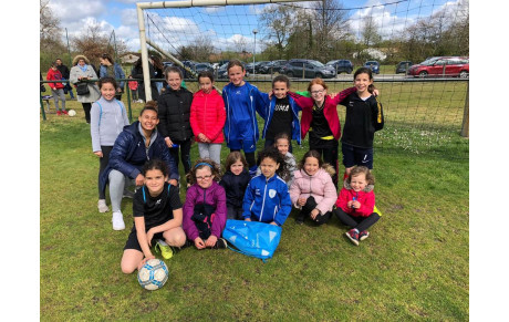 Les filles prennent le contrôle du terrain de Magudas.